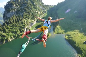 开云体育平台-比赛中多次精准抢断打断对方进攻节奏展现出色防守预判，抢断打到手算犯规吗