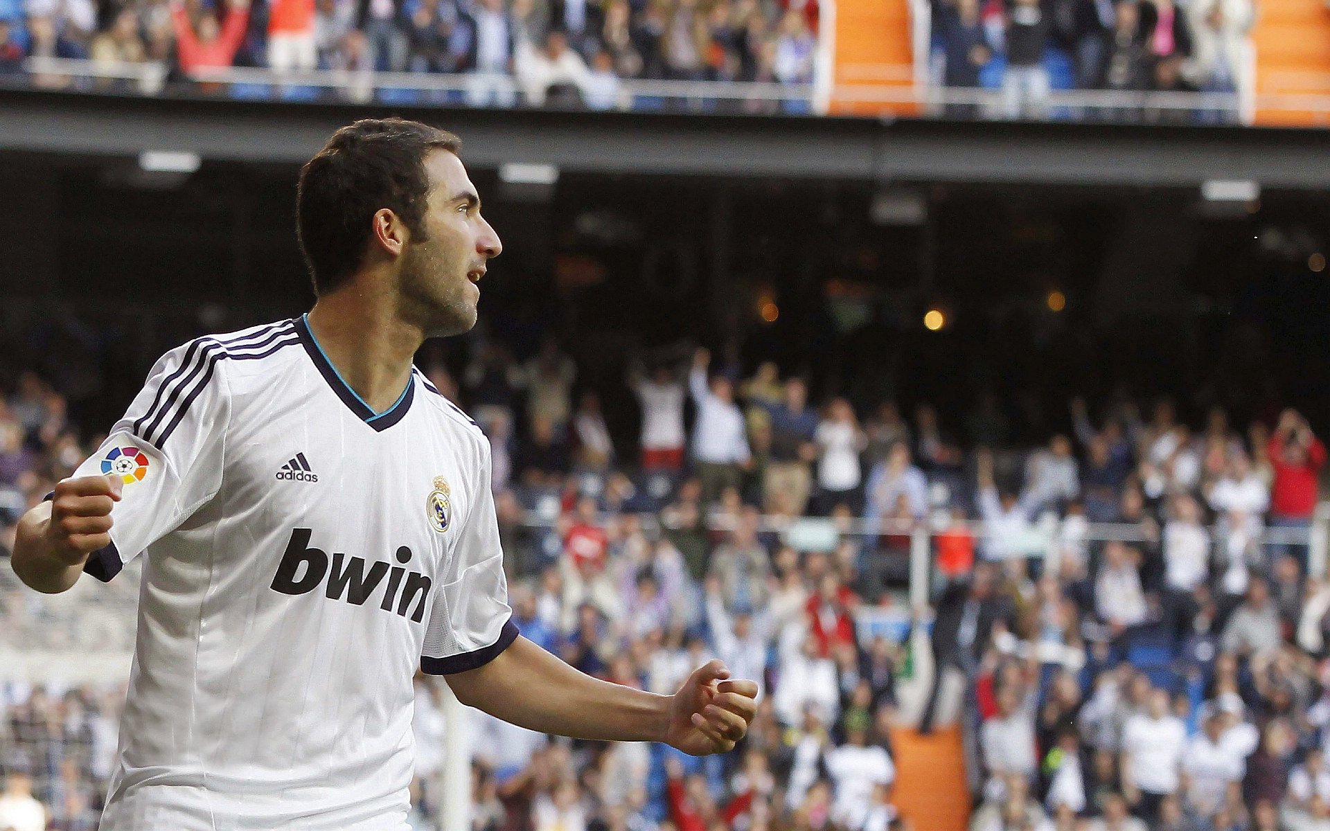 “马科斯·梅特罗的进攻与防守完美结合,推动阿根廷美洲狮队向前迈进”